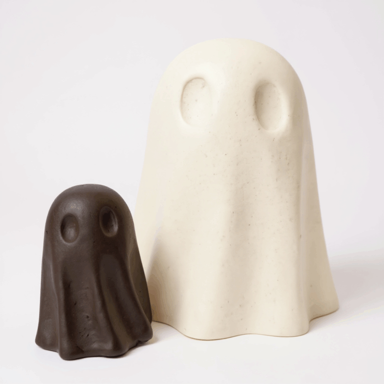 Geister Paar in Klein und Groß aus Beton für eine schaurige Zeit