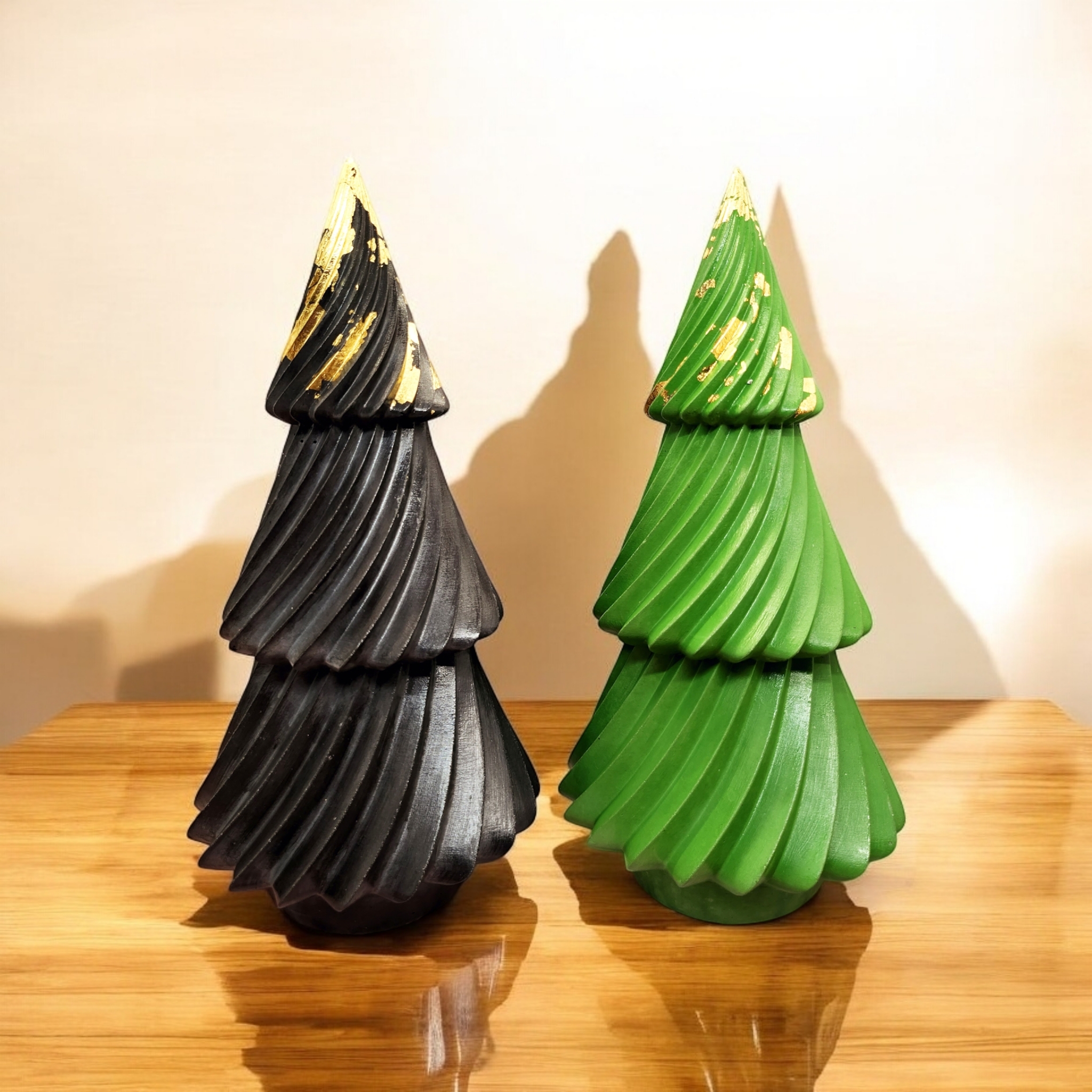 Eleganter twisted Weihnachtsbaum mit Gold verziert aus Beton