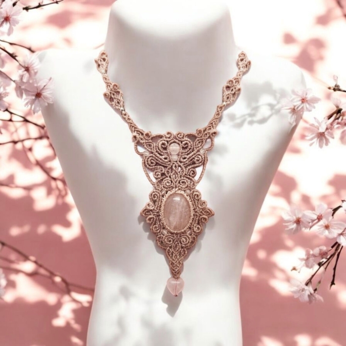 Rosenquarz Colliers im Barockstil aus Edelstein in Makramee