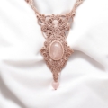 Weiteres Bild von Rosenquarz Colliers im Barockstil aus Edelstein in Makramee