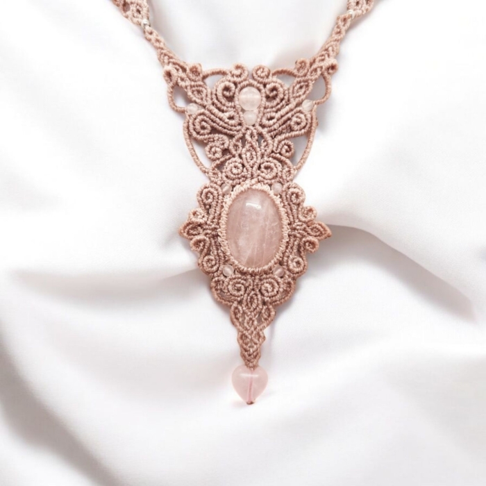 Rosenquarz Colliers im Barockstil aus Edelstein in Makramee