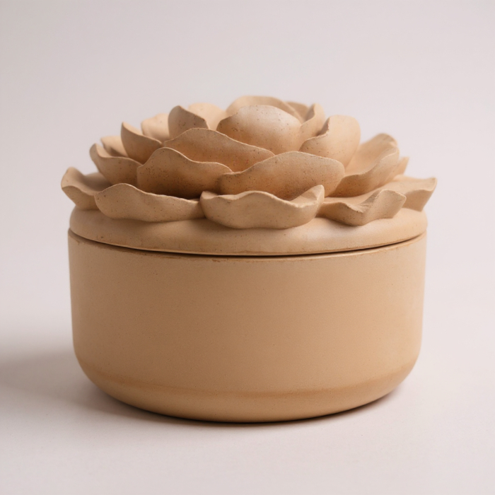 florale Dose mit Deckel aus Beton