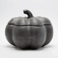 Zeitlose Betondekoration: Entdecke Kürbis-Dose aus Beton aus Beton hier Weiteres Bild von Kürbis-Dose aus Beton aus Beton