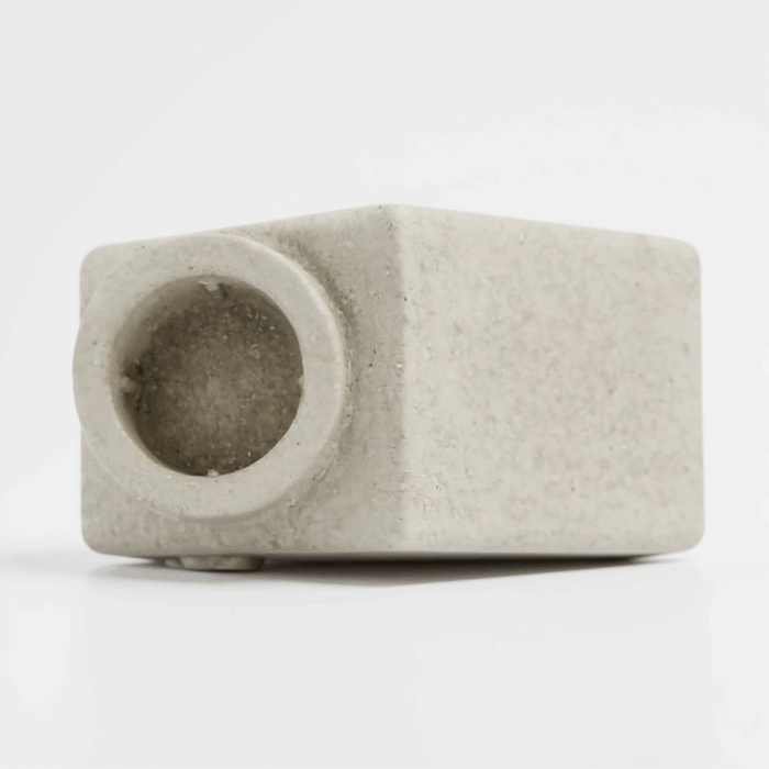 Kerzenhaus mit Schriftzug aus Beton