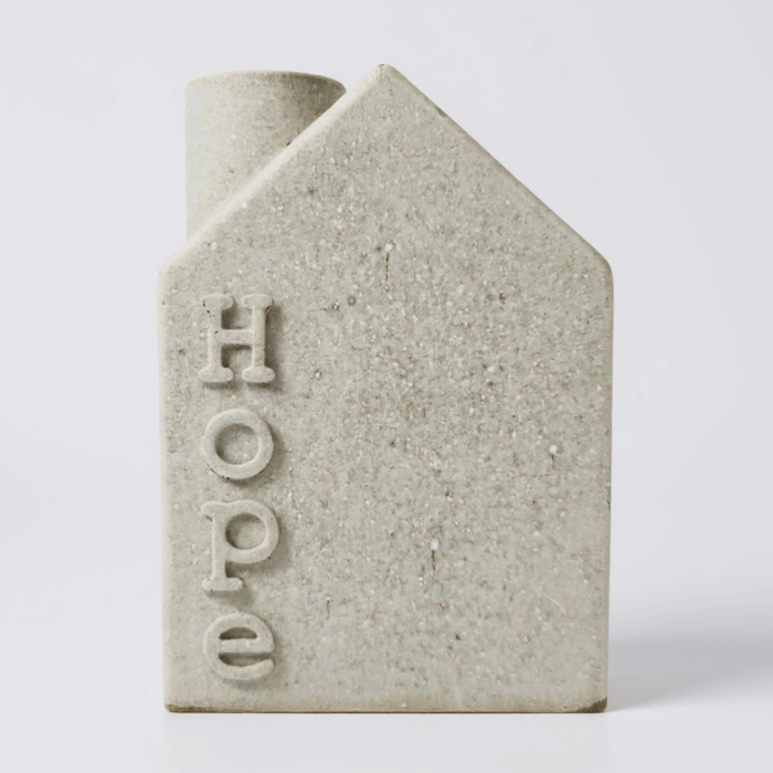 Kerzenhaus mit Schriftzug aus Beton
