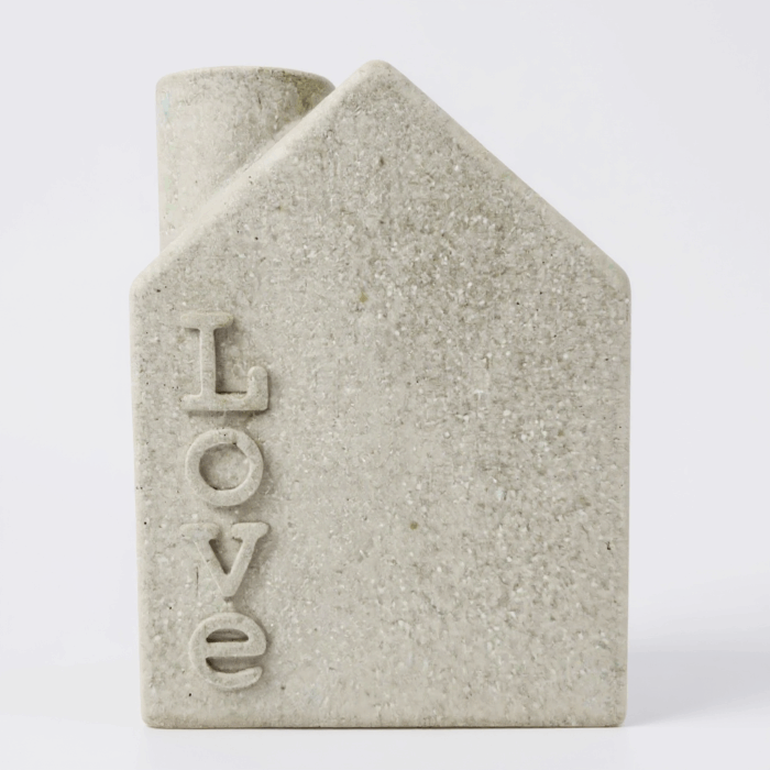 Kerzenhaus mit Schriftzug aus Beton