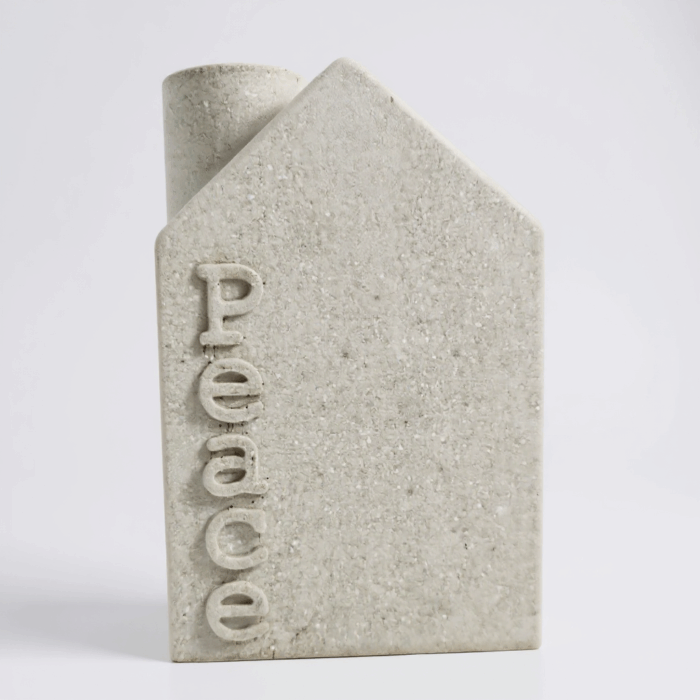 Kerzenhaus mit Schriftzug aus Beton