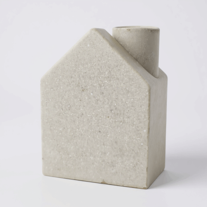 Kerzenhaus mit Schriftzug aus Beton