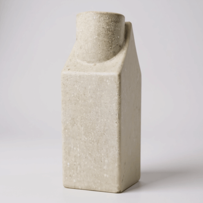 Kerzenhaus mit Schriftzug aus Beton