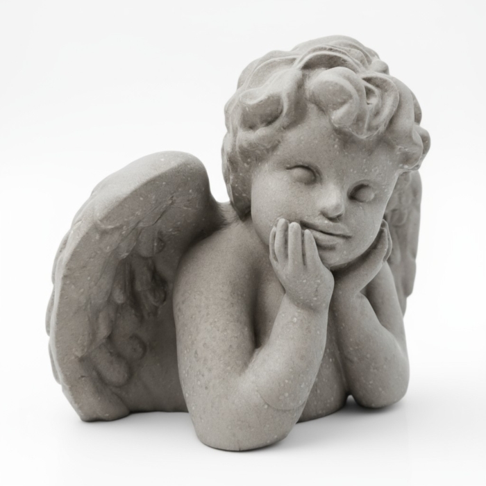Verträumter Engel aus Beton