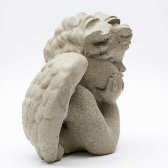 Verträumter Engel aus Beton