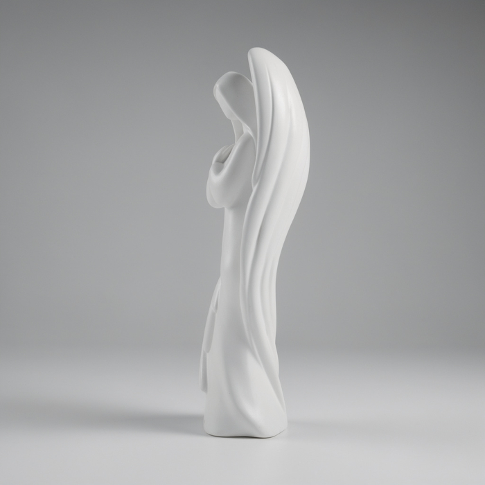 Feminine Engel Figur aus Beton
